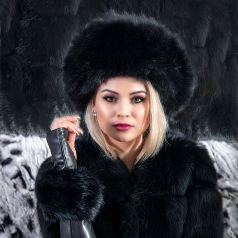 Pin By 𝐿𝓊𝒸𝒾𝑒 𝐹𝑜𝓍 On Masha P Fur Coat Fashion Fur Coat Fur Accessories