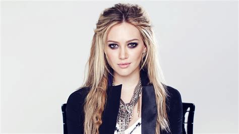 Download Necklace Stare Long Hair Blonde American Singer Actress Celebrity Hilary Duff Hd Wallpaper