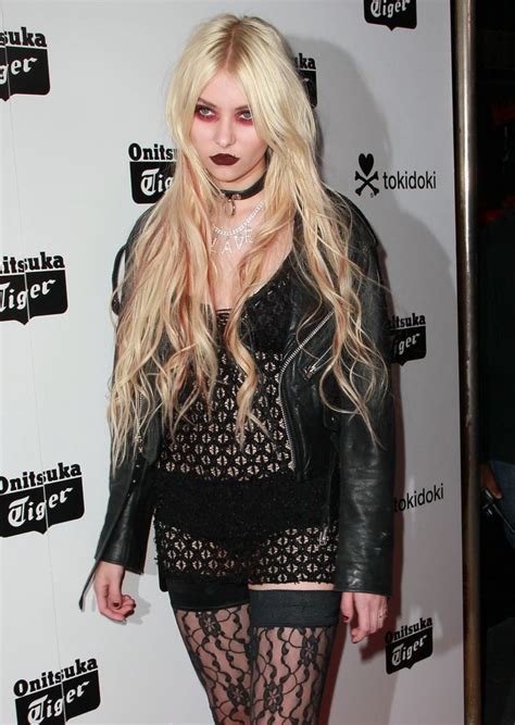 Taylor Momsen Flashes Bare Breasts At Download Festival Photos