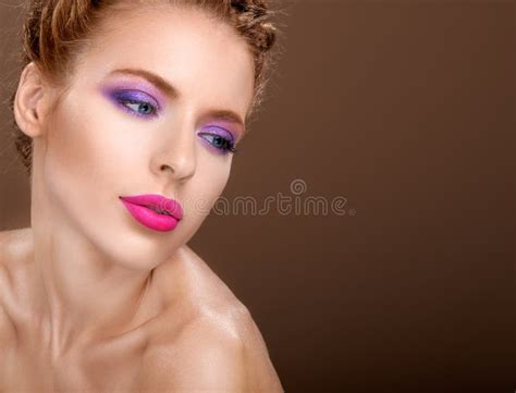 Mujer Hermosa Con El Maquillaje Brillante De La Moda De Ojos Y Del Rosa Atractivo Foto De