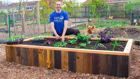 Use the side with two stringers for building the bed. How to Build a RAISED BED Using PALLETS, FREE Backyard ...