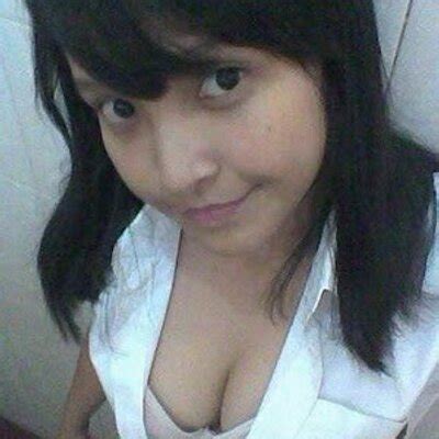 Kisah seorang ibu tiri yang mengasihi anak tirinya walau sang anak membencinya. GADIS SMA HAUS SEX | Josss69