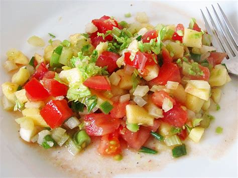 Er schmeckt besonders gut im winter. Apfel - Staudensellerie - Salat mit Kirschtomaten von yuh ...