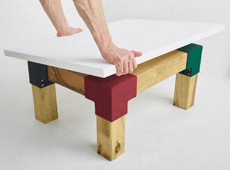La table basse carrée mesure 50 x 50 cm et peut s'installer à coté de la chaise longue. DIY : créer une table basse extérieure | Leroy Merlin