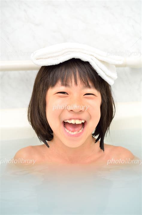 お風呂に入る女の子 写真素材 5098403 フォトライブラリー photolibrary