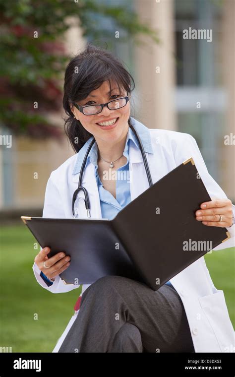 Doctora Estudiando Los Registros Del Paciente Fotografía De Stock Alamy
