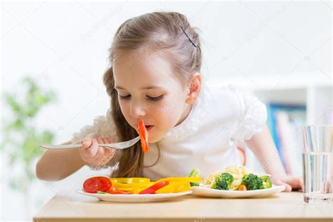 Imágenes Niños Comiendo Alimentos Saludables Niño Comiendo Alimentos