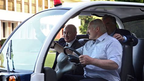 Встреча президентов россии и таджикистана владимира путина (справа) и эмомали рахмона. Путин, Лукашенко и Рахмон провели неформальную встречу в ...