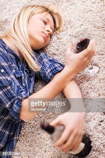 Betrunken Teenager Mädchen Schlafen Auf Etage Stock Foto Getty Images