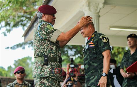 Comander In Chief Royal Thai Army Dianugerahkan Beret Merun Berita