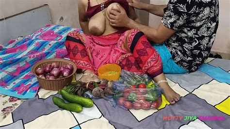 Xxx Bhojpuri Bhabhi While Selling Vegetables Showing Off Her Fat Nipples Got Chuckled By The