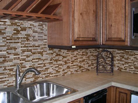 Lo de forrar la cocina de arriba a abajo con azulejos hace tiempo que pasó a la historia. Pintar azulejos cocina para decorar vuestros interiores