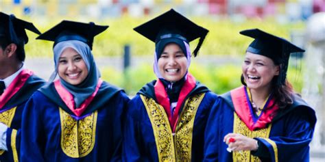 .mendekati masyarakat memberi peluang kepada lepasan sijil pelajaran malaysia (spm) serta sijil tinggi persekolahan malaysia (stpm) untuk merebut peluang melanjutkan pengajian ke universiti teknologi mara (uitm). Siri II - Senarai Keseluruhan Program Pengajian Berserta ...