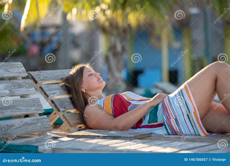 Vrij Jonge Vrouw Die Op Het Strand Liggen Stock Afbeelding Image Of