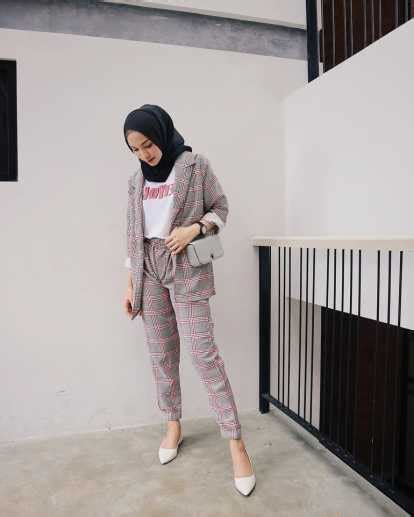 Cara menggambar anak kecil perempuan tk berjilbab berhijab nawa art youtube. Perempuan Dari Samping Berhijab : Gambar Wanita Hijab ...