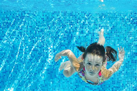 Kind Schwimmt Im Pool Unterwasser Glückliche Aktive Mädchen Taucht Und Hat Spaß Unter Wasser