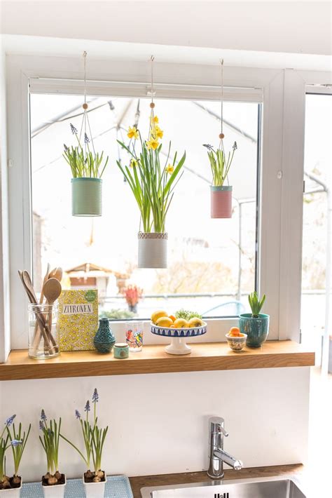 Wer auf den letzten drücker noch inspiration sucht, findet hier ideen, die wer auf klassiker setzt, hat grosse auswahl und hat noch lange nach dem osterfest freude daran. Frühling am Fenster mit upcycling Blumenampeln ...
