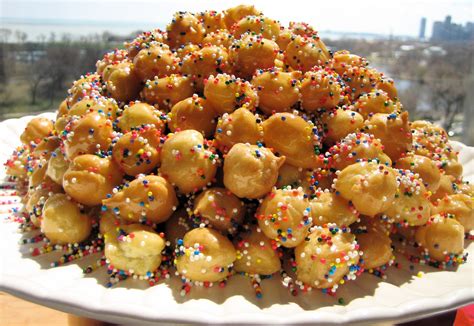 Pare che l'origine degli struffoli, come ci suggerisce il nome, sia greca. Struffoli (Italian Holiday Cookies) | Recipes Squared