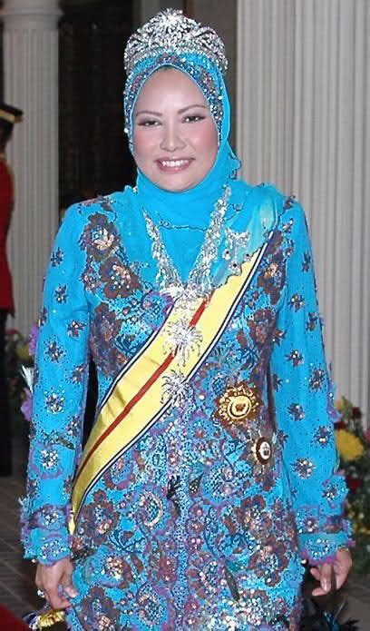 Există o fundație care poartă numele ei, care se numește yayasan raja zarith 1. Queen Nur Zariah of Malaysia wearing the Royal Tiara ...