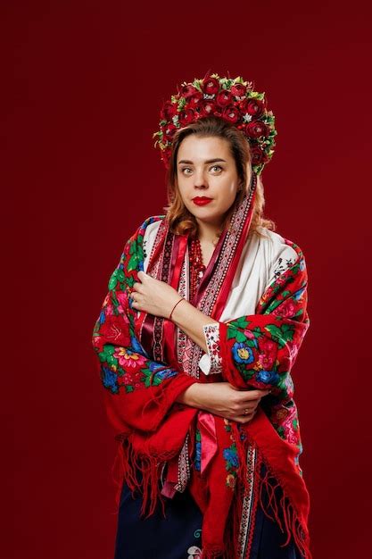 Portrait Dune Femme Ukrainienne En Vêtements Ethniques Traditionnels Et Couronne Rouge Florale