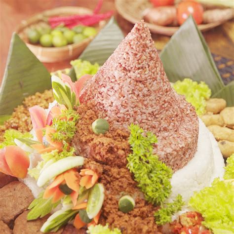 Berikut resep dan cara membuat nasi tumpeng merah putih 'rumahan' yang dibagi chef apep hendrawan, executive chef dari hotel gran melia 7. Yuk Bikin Tumpeng Nasi Merah - Putih Special HUT RI-73