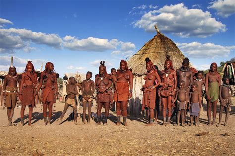 （辛巴族红泥人）组照2012年4月拍摄于纳米比亚辛巴族部落 中国摄影出版传媒有限责任公司