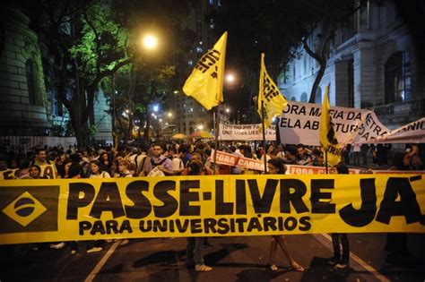 Passeata no centro do Rio protesta em frente à Federação de Transportes