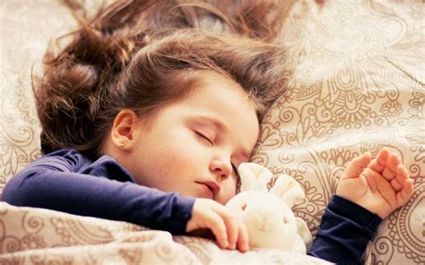 Selain itu, tidur yang cukup dan berkualitas juga memainkan peran penting untuk menjaga kesehatan. Cara Mendorong Kebiasaan Tidur Yang Sehat Untuk Anak