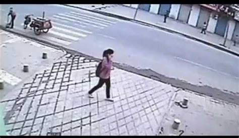 الأرض تنشق وتبتلع امرأة في الصين شارع الفن