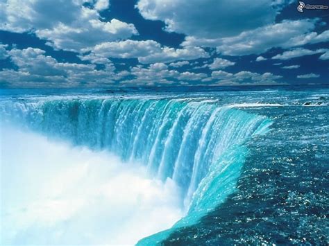 Niagarské vodopády (anglicky niagara falls) je souhrnné označení pro celkem tři sousedící vodopády na řece niagara, která vytéká z erijského jezera a vtéká do jezera ontario. Niagarské vodopády