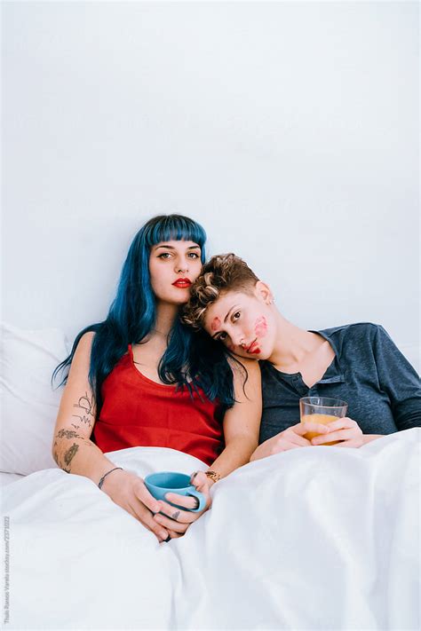 A Couple Of Lesbians In Bed Leave Lipstick Marks On Their Faces Por
