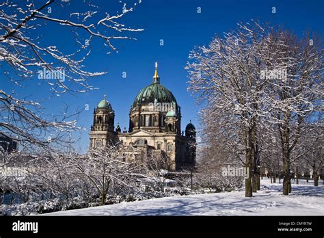 Snow Landscape Berlin Center Dome Germany Stock Photo Alamy