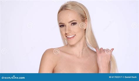 Mujer Bonita Desnuda Que Sonr E En La C Mara Almacen De Video V Deo