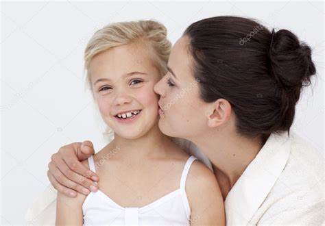 Madre Besando A Su Hija En El Baño Fotografía De Stock
