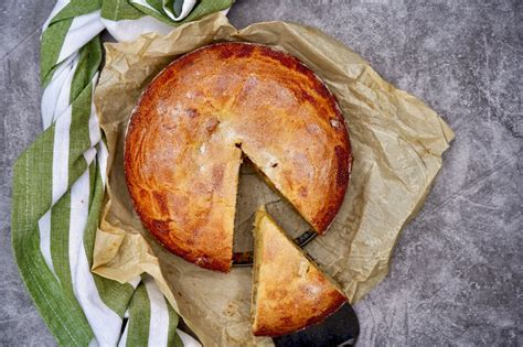 Traditional irish christmas desserts include mince pies, christmas cake, and christmas puddings with brandy or rum sauce or perhaps brandy butter and cream. Foodista | Recipes, Cooking Tips, and Food News ...