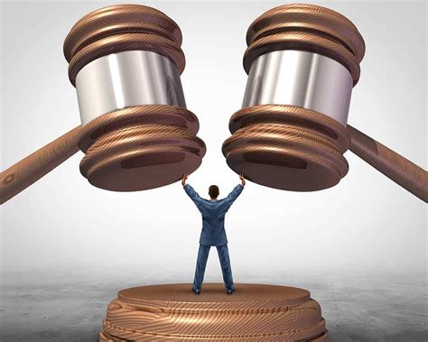 Con la caída del imperio romano de occidente ( edad media ) se produce la fusión del derecho romano con el germánico y el canónico y comienza una evolución que desemboca en la recepcion del derecho romano en donde se vuelven a estudiar el dcho. MÁSTER EN DERECHO PENAL - Esneca