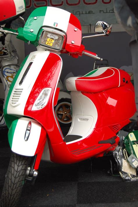 Vespa Scooters In Italy Scooters Zones