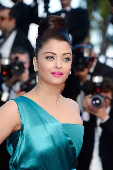 High Quality Bollywood Celebrity Pictures Aishwarya Rai Looks Hot In