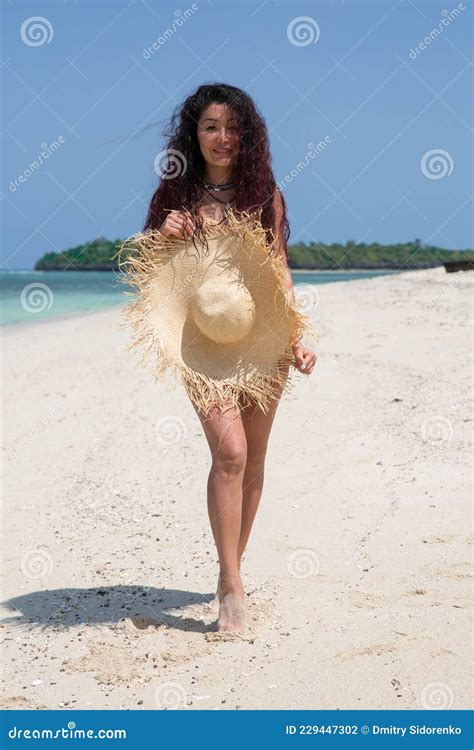 Linda Garota Morena Fica Na Praia Pelada Escondida Atr S De Um Chap U Enorme Foto De Stock