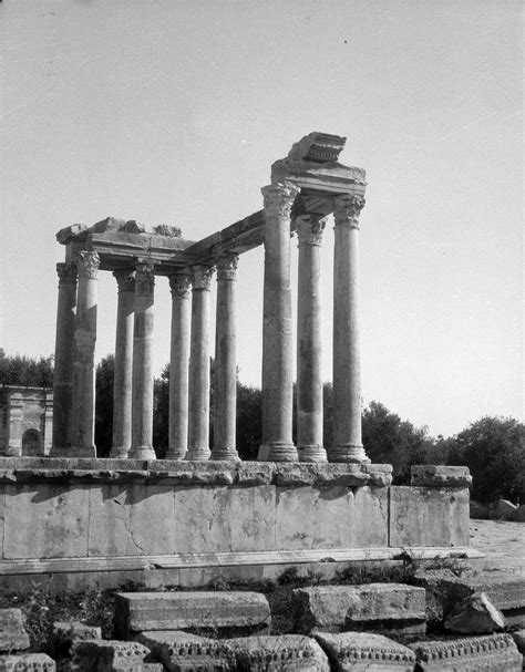Il capitolium è un termine con cui si indica un tempio dedicato alla triade capitolina, ossia agli dei giove, giunone e minerva, riprendendo il modello del tempio di giove ottimo massimo edificato sul campidoglio a roma, dal cui nome latino deriva il termine (il campidoglio è anche detto monte. Temple of Junon Celestis | Dougga, Thugga. Junon Caelestis Temple | Archnet