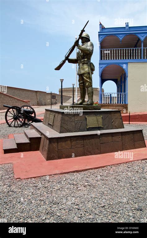 La Fortaleza Del Real Felipe En La Ciudad De Lima Perúmonumento Al