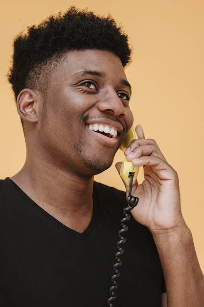 Retrato De Hombre Sonriente Hablando Por Teléfono Foto Gratis