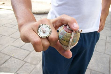 Un ejemplo perfecto de la identidad cultural de ecuador son sus juegos típicos los cuales han ayudado a generaciones y generaciones de niños a crecer mientras se divierten. JUEGOS TRADICIONALES: Aprende a lanzar el trompo. Paso a paso.