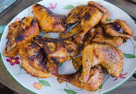 Introducir el pollo en una bolsa de congelación y añadir por encima de éste el adobo o marinado. 6 maneras de cocinar mejor el pollo - Smoke King