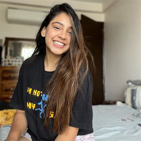 Niti Taylor Instagram Latest Pics Cinemaicon