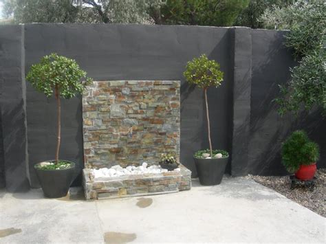 Terraza con lindo jardín y fuente muro llorón. Fuentes y cascadas para terrazas y patios
