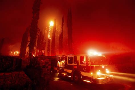 3 Killed In Northern California Wildfire Thousands Flee