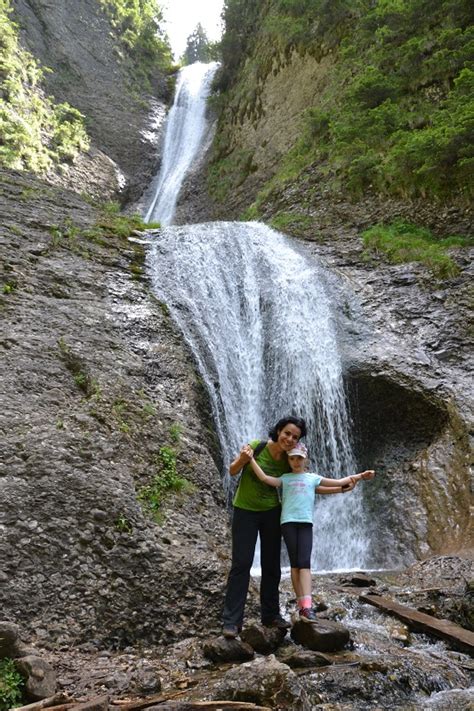 Cascada duruitoarea este situata in parcul national al masivul ceahlau (suprafata 7700ha), judetul neamt. Drumeție aniversară - spre Cascada Duruitoarea - Şapte pietre