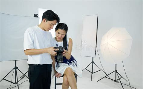 Aziatische Fotograaf Laat Model Beeld Op Camerascherm Weergeven Het