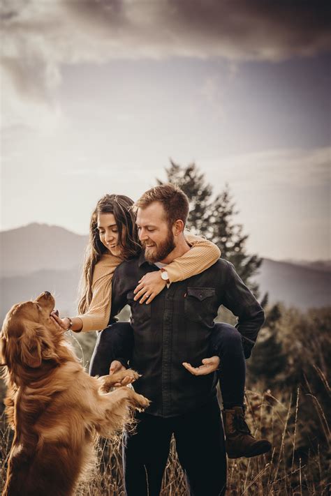 Couples photos: with your dogs | Dog engagement photos, Photos with dog, Family dog photos